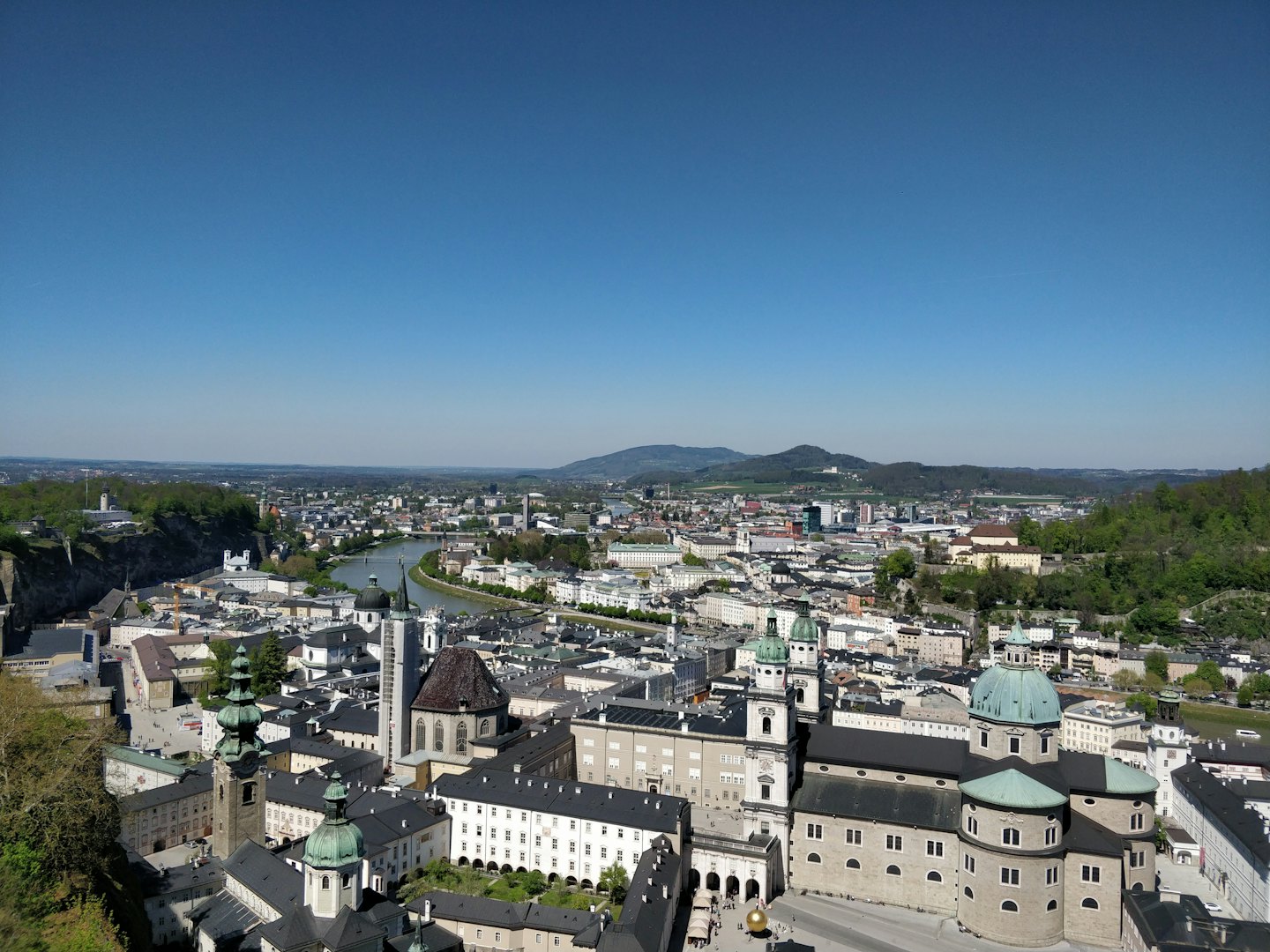 Ein gewundener Fluss fließt durch eine historische europäische Stadt.