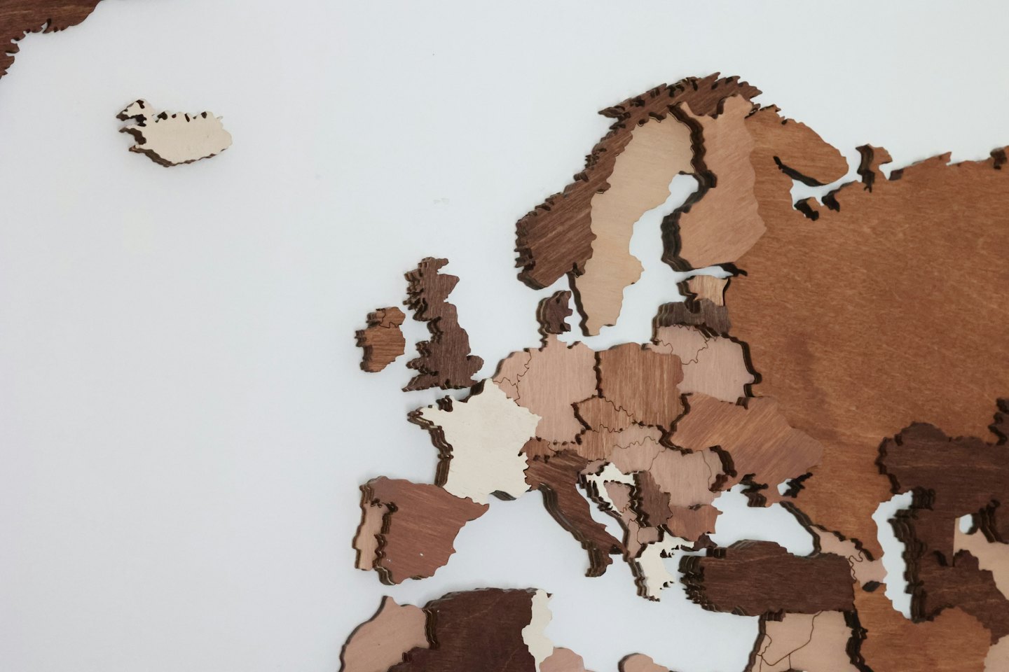 Eine detaillierte Holzkarte von Europa auf weißem Untergrund.