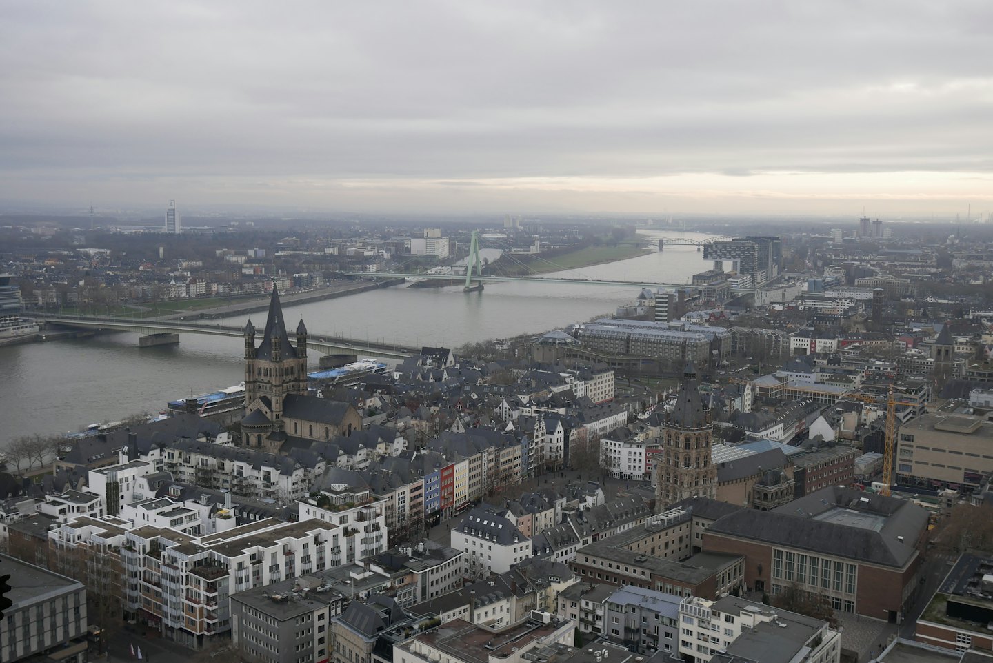 Europäische Stadtsilhouette mit großem Fluss und historischen Brücken.